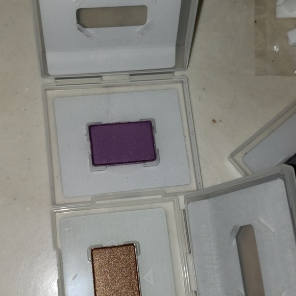 Eyeshadow - Picture 2 of 3